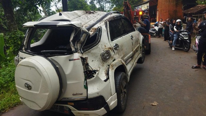 Mobil rombongan peziarah di Pandeglang terjun ke sungai