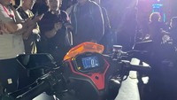 Selain memodifikasi varian Aerox Alpha Standard berwarna merah, Katros Garage juga menampilkan Aerox Alpha Cybercity varian modifikasi. Sesuai bawaannya, cuma tetap kita tambahin aksen orange-nya, sambung Atenx. Foto: Luthfi Anshori/detikOto