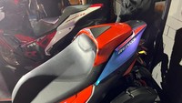 Owner Katros Garage, Andi Akbar alias Atenx, mengatakan, modifikasi Aerox Alpha yang dilakukan bengkelnya merupakan modifikasi ala dana pelajar. Artinya, dengan budget atau anggaran yang tidak terlalu besar, tampilannya tetap keren dan kental nuansa racing. Foto: Luthfi Anshori/detikOto