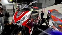 Ubahan lain yang dilakukan ada di bagian jok, di mana di-custom menggunakan bahan MBTech. Kemudian knalpotnya menggunakan merek aftermarket buatan lokal yakni R9. Selain itu, profil bannya juga masih menggunakan bawaan, depan 110/80 -14 dan belakang 140/7-14/C. Atenx bilang modifikasi ini habis biaya hingga Rp 10 juta. Foto: Luthfi Anshori/detikOto