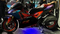 Ubahan lain di Aerox Alpha Cybercity modifikasi ini ada di bagian suspensi belakangnya yang menggunakan suspensi YSS tipe G-Sport. Selain itu, motor ini kita mundurin ke belakang sekitar 5 cm, pakai engine mounting merek Arumi (ARM), sambung Atenx. Foto: Luthfi Anshori/detikOto