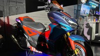 Nuansa racing sangat terasa di modifikasi Aerox Alpha Cybercity ini di mana suspensi depannya sudah mengadopsi Upside Down (USD). Untuk velg-nya masih pakai bawaan standar. Cuman kita tambahin namanya disc dock. Jadi kayak ada lingkaran di bagian velg-nya itu. Ini custom, pakai bahan fiber, terang Atenx. Foto: Luthfi Anshori/detikOto