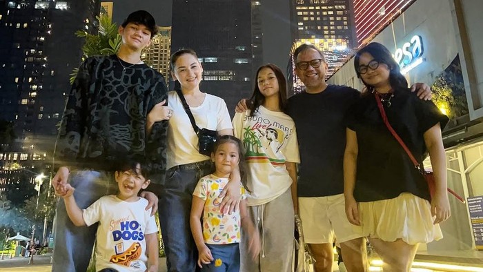 Mona Ratuliu dan Indra Brasco bersama dengan lima anak mereka.