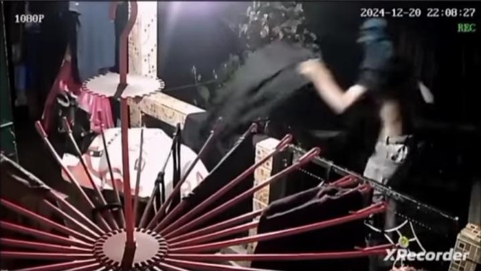OTK tertangkap kamera CCTV maling jilbab dan kelinci di Palembang