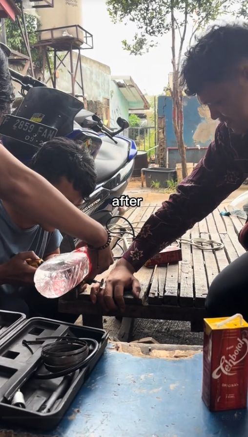 Pasangan ini usai menggelar acara lamaran, langsung memanggil pemadam kebakaran untuk membuka cincin calon pengantin pria. Momen tersebut langsung viral di media sosial.