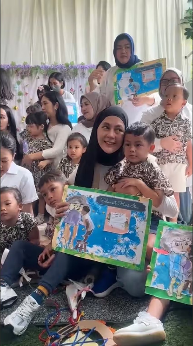 Tak hanya bunga, Paula juga mendapat hasil gambar menyentuh hati dari Kiano dan Kenzo. Terdapat tulisan Selamat Hari Ibu yang turut melengkapi gambar tersebut. Foto: Instagram/@paula_verhoeven