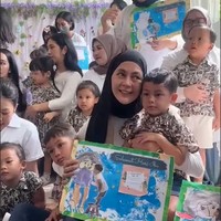 Tak hanya bunga, Paula juga mendapat hasil gambar menyentuh hati dari Kiano dan Kenzo. Terdapat tulisan Selamat Hari Ibu yang turut melengkapi gambar tersebut. Foto: Instagram/@paula_verhoeven