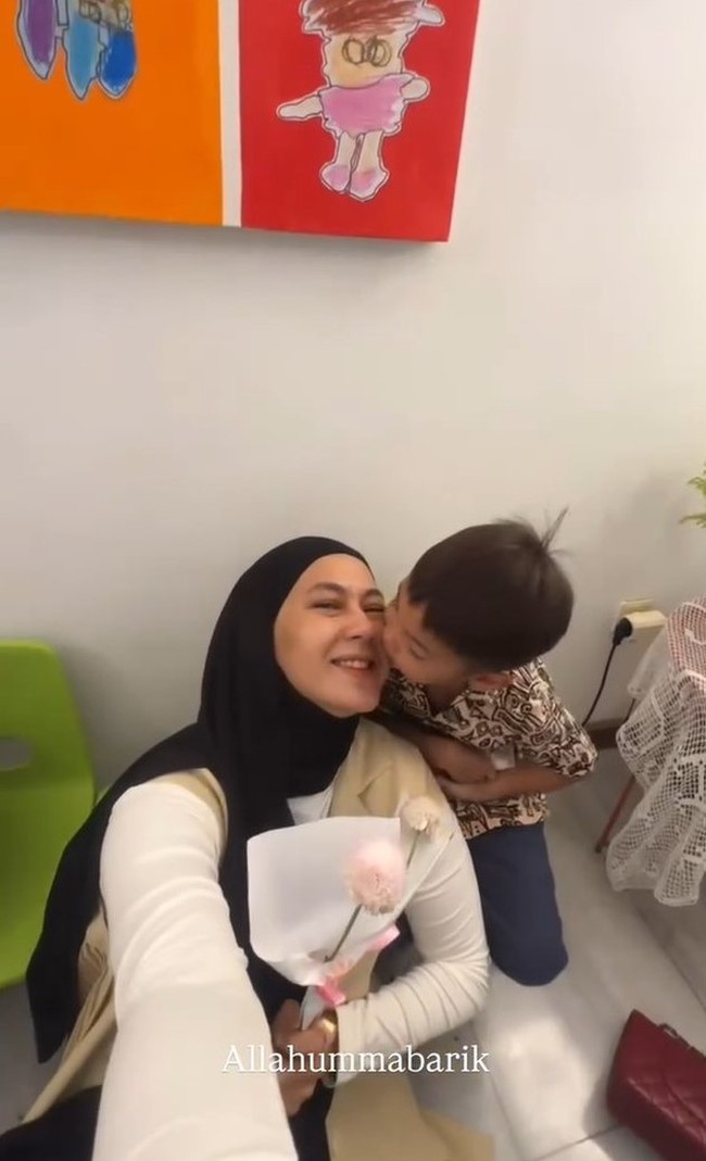 Paula juga memamerkan hadiah yang diterimanya dari putranya tersebut. Salah satunya bunga yang dipegang oleh Paula. Foto: Instagram/@paula_verhoeven