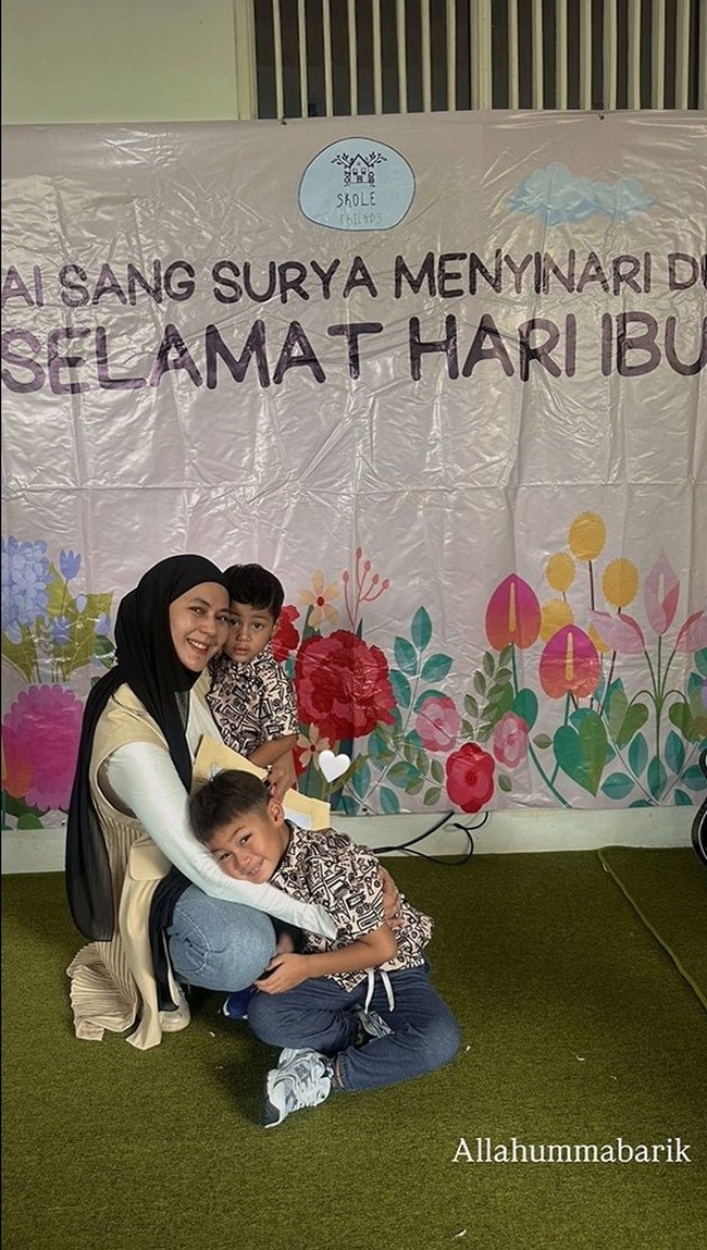 Kebahagiaan tampak jelas terpancar di wajah Paula. Demikian pula halnya dengan kedua putra Paula. Foto: Instagram/@paula_verhoeven