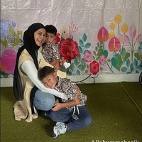 Kebahagiaan tampak jelas terpancar di wajah Paula. Demikian pula halnya dengan kedua putra Paula. Foto: Instagram/@paula_verhoeven