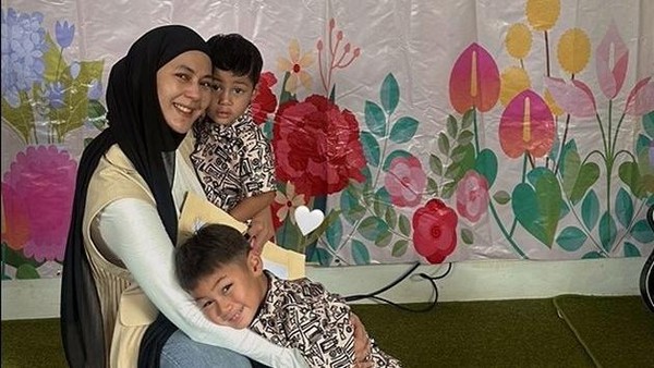 7 Foto Paula Verhoeven Rayakan Hari Ibu Bareng 2 Anaknya, Penuh Haru