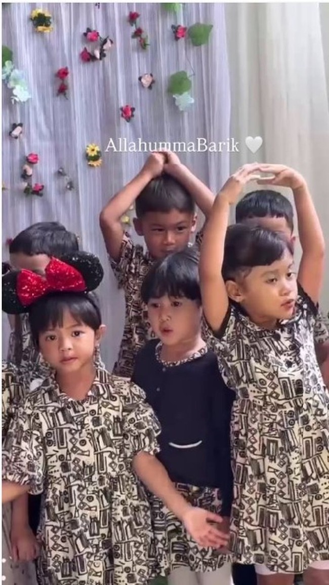 Tepat pada 22 Desember kemarin Paula merayakan Hari Ibu bersama kedua putranya di sekolah. Di acara sekolah tersebut kedua putra Paula, Kiano dan Kenzo turut menyanyikan lagu Kasih Ibu dan Cinta Untuk Mama. Foto: Instagram/@paula_verhoeven