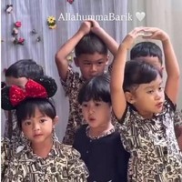 Tepat pada 22 Desember kemarin Paula merayakan Hari Ibu bersama kedua putranya di sekolah. Di acara sekolah tersebut kedua putra Paula, Kiano dan Kenzo turut menyanyikan lagu Kasih Ibu dan Cinta Untuk Mama. Foto: Instagram/@paula_verhoeven