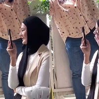 Melihat kedua putranya itu Paula sampai ikut terharu hingga meneteskan air mata. Ia pun tak lupa merekam momen berharga kedua putranya itu saat bernyanyi di atas panggung. Foto: Instagram/@paula_verhoeven