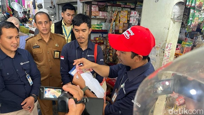 Pegawai BI Sulsel menemukan uang paslu di Pasar Induk Minasa Maupa, Gowa saat sosialisasi keaslian uang rupiah.
