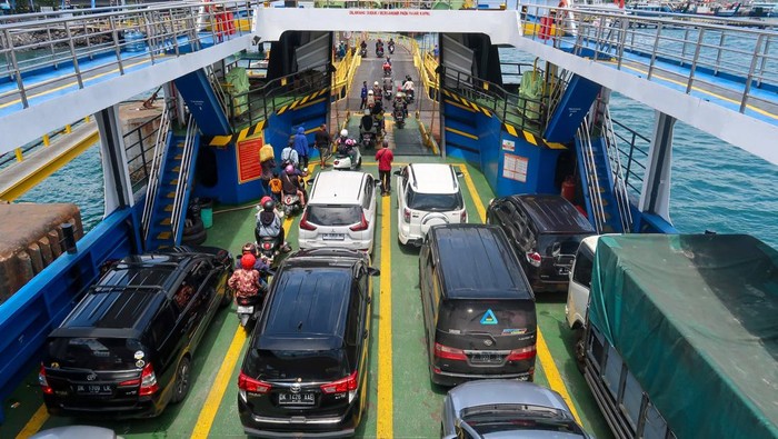 Pelabuhan Ketapang ramai lancar Sejumlah kendaraan antre memasuki kapal di Pelabuhan Ketapang, Banyuwangi, Jawa Timur, Senin (23/12/2024). Pada puncak arus angkutan Natal 2024 dari Pelabuhan Ketapang menuju Pelabuhan Gilimanuk, Bali pada Senin (23/12) pagi hingga siang hari terpantau ramai lancar dan diprediksi peningkatan volume kendaraan terjadi pada malam hari. ANTARA FOTO/Budi Candra Setya/rwa.