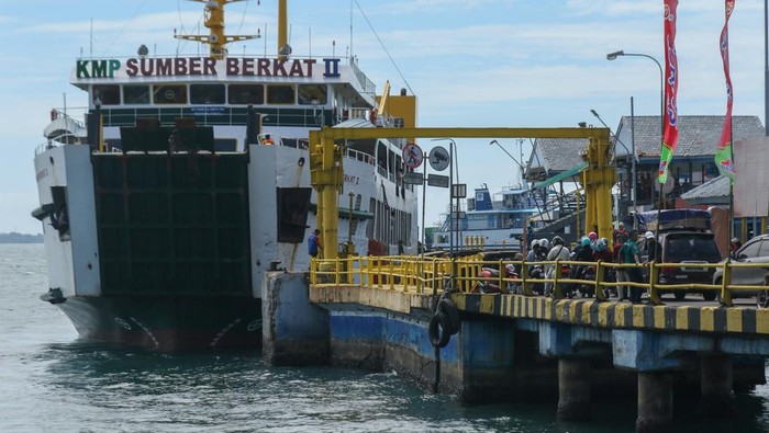 Pelabuhan Ketapang ramai lancar Sejumlah kendaraan antre memasuki kapal di Pelabuhan Ketapang, Banyuwangi, Jawa Timur, Senin (23/12/2024). Pada puncak arus angkutan Natal 2024 dari Pelabuhan Ketapang menuju Pelabuhan Gilimanuk, Bali pada Senin (23/12) pagi hingga siang hari terpantau ramai lancar dan diprediksi peningkatan volume kendaraan terjadi pada malam hari. ANTARA FOTO/Budi Candra Setya/rwa.