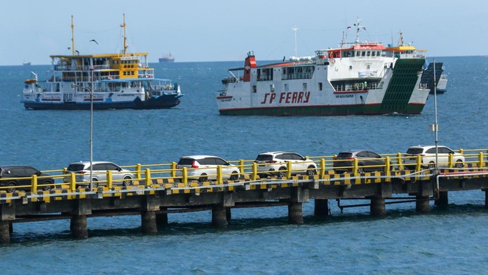 Pelabuhan Ketapang ramai lancar Sejumlah kendaraan antre memasuki kapal di Pelabuhan Ketapang, Banyuwangi, Jawa Timur, Senin (23/12/2024). Pada puncak arus angkutan Natal 2024 dari Pelabuhan Ketapang menuju Pelabuhan Gilimanuk, Bali pada Senin (23/12) pagi hingga siang hari terpantau ramai lancar dan diprediksi peningkatan volume kendaraan terjadi pada malam hari. ANTARA FOTO/Budi Candra Setya/rwa.