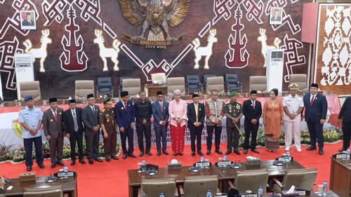 Pelantikan anggota DPRD NTT, Muhamad Ansor dan Anton Landi, di gedung DPRD NTT, Senin (23/12/2024). Ansor dan Landi menjadi anggota Dewan pengganti antarwaktu.