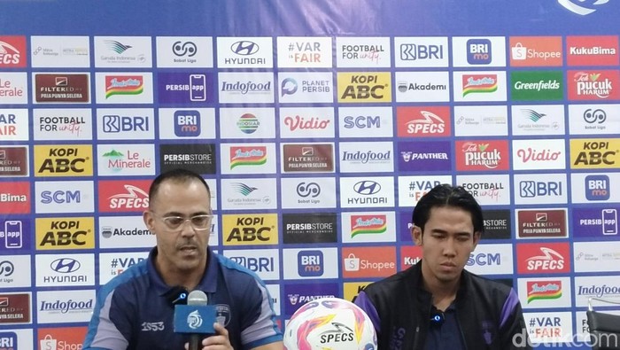 Pelatih Persita Tangerang Fabio Lefundes dan Ryuji Utomo.