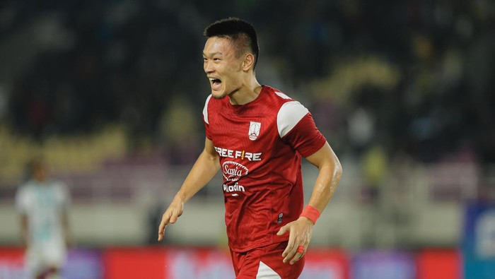 Pemain Persis Solo Sho Yamamoto saat laga melawan PSBS Biak di Stadion Manahan Solo, Senin (16/12/2024).