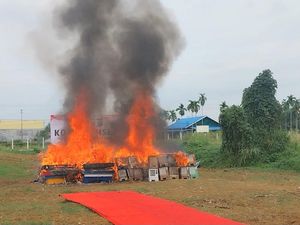 Polisi Bakar 209 Mesin Judi yang Digerebek di Deli Serdang, 2 Wanita Tersangka