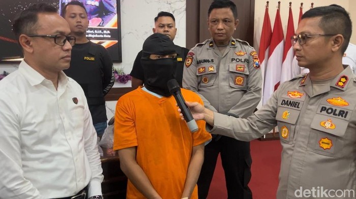 Kapolres Mojokerto Kota AKBP Daniel saat menanyai tersangka