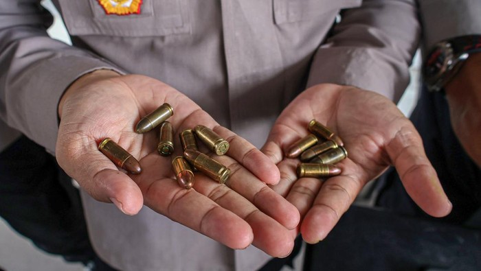 Pemeriksaan senjata api polisi Propam memeriksa kondisi senjata api personel polisi di Polres Bogor, Kabupaten Bogor, Jawa Barat, Senin (23/12/2024). Pemeriksaan dan pengecekan rutin senjata api milik anggota polisi tersebut dilakukan untuk mendukung kegiatan pelaksanaan tugas pengamaan yang bersifat preventif maupun represif yang meliputi kelayakan, pemeriksaan peluru, kebersihan, surat senjata api, serta sebagai langkah antisipasi penyalagunaan fasilitas. ANTARA FOTO/Yulius Satria Wijaya/rwa.