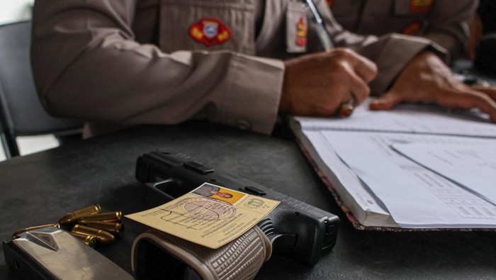Propam memeriksa kondisi senjata api personel polisi di Polres Bogor, Kabupaten Bogor, Jawa Barat, Senin (23/12/2024). Pemeriksaan dan pengecekan rutin senjata api milik anggota polisi tersebut dilakukan untuk mendukung kegiatan pelaksanaan tugas pengamaan yang bersifat preventif maupun represif yang meliputi kelayakan, pemeriksaan peluru, kebersihan, surat senjata api, serta sebagai langkah antisipasi penyalagunaan fasilitas. ANTARA FOTO/Yulius Satria Wijaya/rwa.