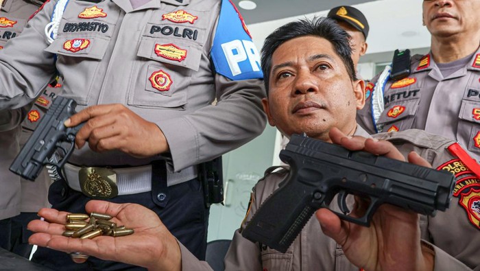 Pemeriksaan senjata api polisi Propam memeriksa kondisi senjata api personel polisi di Polres Bogor, Kabupaten Bogor, Jawa Barat, Senin (23/12/2024). Pemeriksaan dan pengecekan rutin senjata api milik anggota polisi tersebut dilakukan untuk mendukung kegiatan pelaksanaan tugas pengamaan yang bersifat preventif maupun represif yang meliputi kelayakan, pemeriksaan peluru, kebersihan, surat senjata api, serta sebagai langkah antisipasi penyalagunaan fasilitas. ANTARA FOTO/Yulius Satria Wijaya/rwa.
