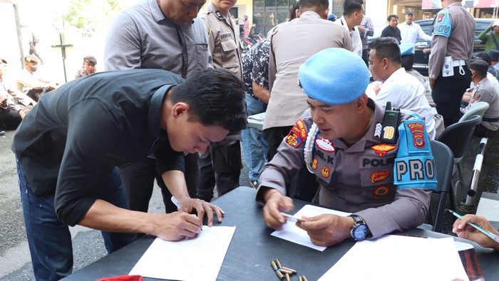 Pemeriksaan senpi milik anggota Polres Bantul, Senin (23/12/2024).