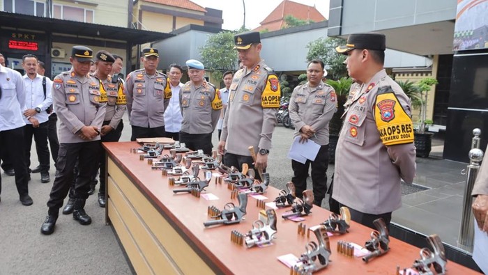 Pengecekan senpi anggota Polres Lamongan
