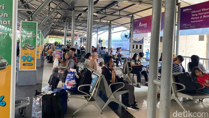 penumpang stasiun gubeng meningkat jelang natal