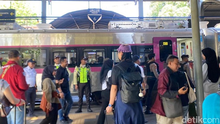 penumpang stasiun gubeng meningkat jelang natal