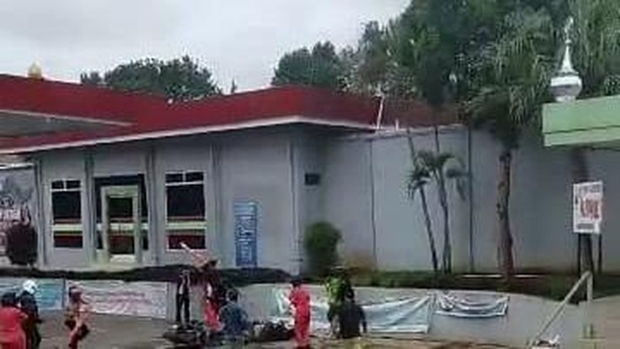 Perampok nyaris rampas tas petugas SPBU saat isi BBM dikerumuni warga.