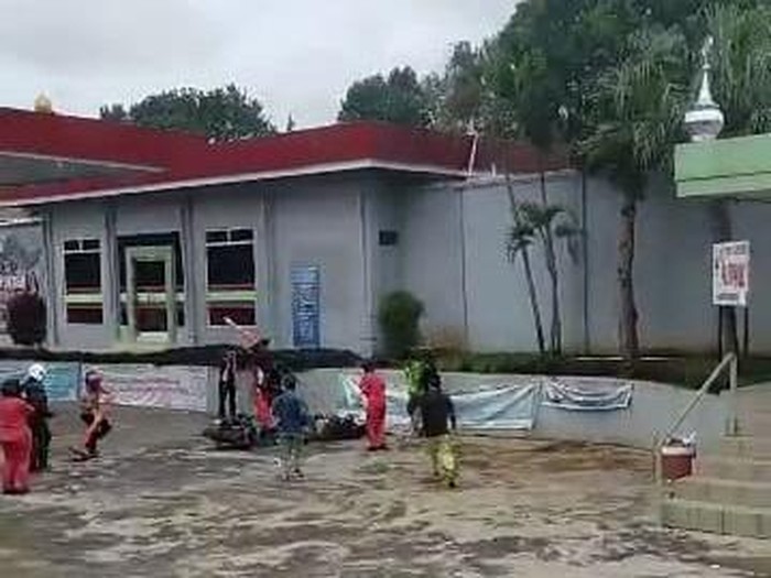 Perampok nyaris rampas tas petugas SPBU saat isi BBM dikerumuni warga.