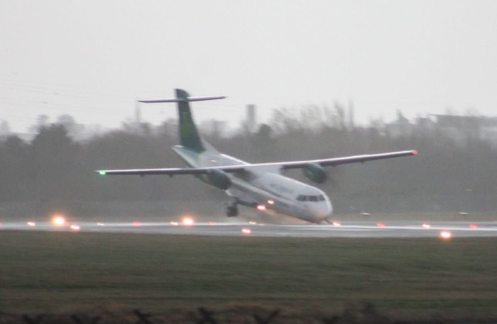 Pesawat Aer Lingus nyungsep di Bandara Belfast, Minggu (22/12/2024).