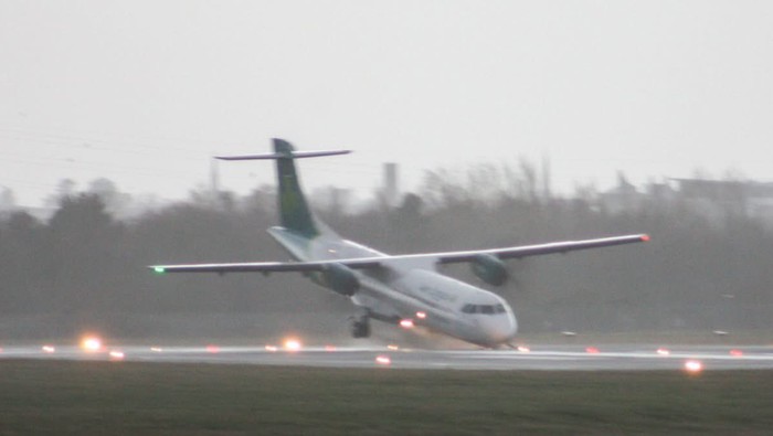 Pesawat Aer Lingus nyungsep di Bandara Belfast, Minggu (22/12/2024).