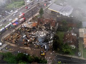 Pesawat Tabrak Cerobong Asap di Brasil hingga 10 Orang Tewas