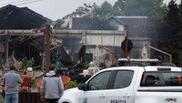 Peristiwa itu terjadi pada Minggu (22/12) pagi waktu setempat. Pesawat kecil tersebut menabrak cerobong asap sebuah gedung di lokasi. 