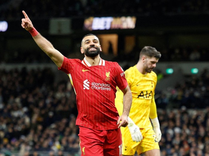 Soccer Football - Premier League - Tottenham Hotspur v Liverpool - Tottenham Hotspur Stadium, London, Britain - December 22, 2024 Liverpools Mohamed Salah celebrates scoring their fifth goal Action Images via Reuters/John Sibley EDITORIAL USE ONLY. NO USE WITH UNAUTHORIZED AUDIO, VIDEO, DATA, FIXTURE LISTS, CLUB/LEAGUE LOGOS OR LIVE SERVICES. ONLINE IN-MATCH USE LIMITED TO 120 IMAGES, NO VIDEO EMULATION. NO USE IN BETTING, GAMES OR SINGLE CLUB/LEAGUE/PLAYER PUBLICATIONS. PLEASE CONTACT YOUR ACCOUNT REPRESENTATIVE FOR FURTHER DETAILS..     TPX IMAGES OF THE DAY
