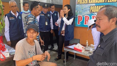Petugas BNNK Karangasem melakukan tes urine terhadap sopir truk barang di Pelabuhan Padangbai, Karangasem, Bali, Senin (23/12/2024). (Foto: I Wayan Selamat Juniasa/detikBali)