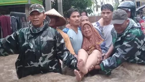 Petugas mengevakuasi lansia yang terjebak banjir bandang di Desa Soro, Kecamatan Lambu, Kabupaten Bima, NTB, Senin (23/12/2024) sore. (Foto: Dok. Istimewa)