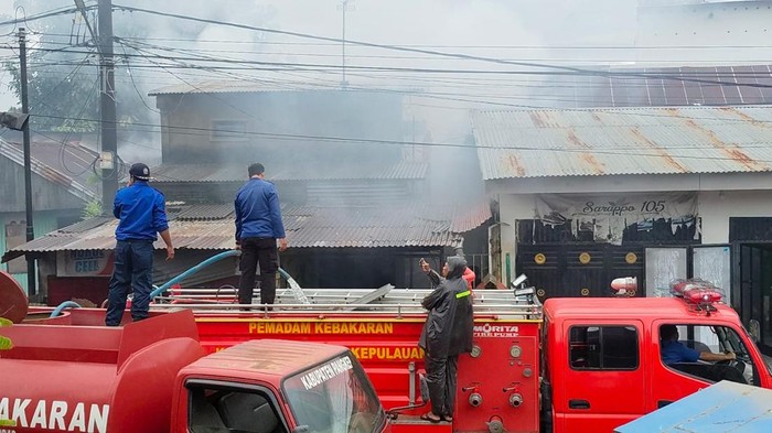 Petugas Pemadam Kebakaran memadamkan api yang menghanguskan 3 rumah di Pangkep.