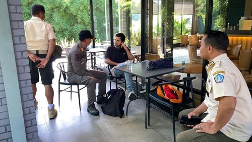 Petugas Satpol PP Badung mengamankan bule AS, James Christopher, di sebuah kedai kopi di kawasan Petitenget, Kuta Utara, Badung, Bali, Senin (23/12/2024). (Foto: Istimewa)