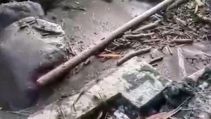 Pipa Saluran Air Putus Gegara Banjir, Warga Sulek Bondowoso Kesulitan Air Bersih