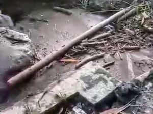 Pipa Air Putus Gegara Banjir, Warga Sulek Bondowoso Kesulitan Air Bersih