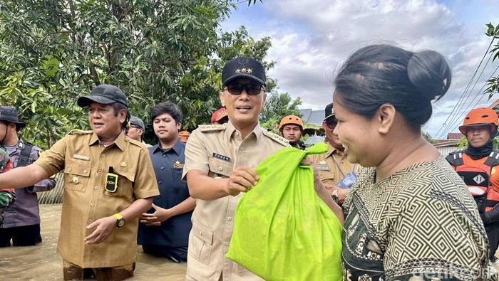 Pj Gubernur Sulsel Prof Zudan Arif Fakrulloh memberikan sembako saat meninjau banjir di Soppeng.