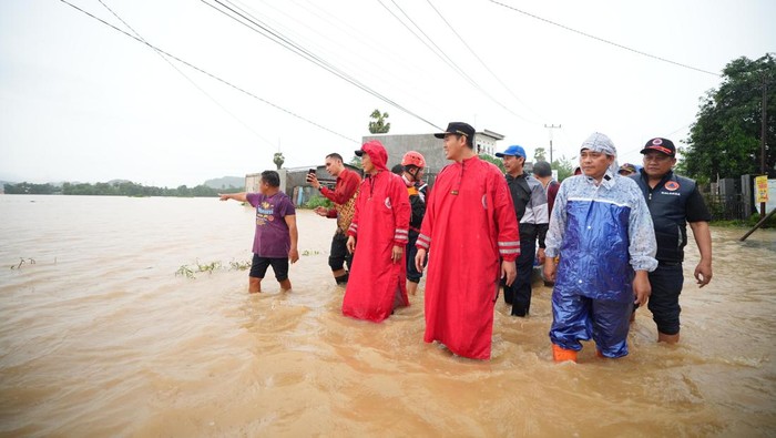 Pj Gubernur Sulsel Zudan Arif Fakrulloh bersama Bupati Pangkep Muh Yusran Lalogau meninjau banjir.