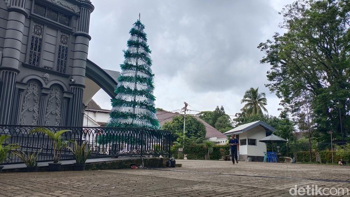 Pohon Natal dari limbah botol plastik di Gereja Katedral ST Maria Palembang